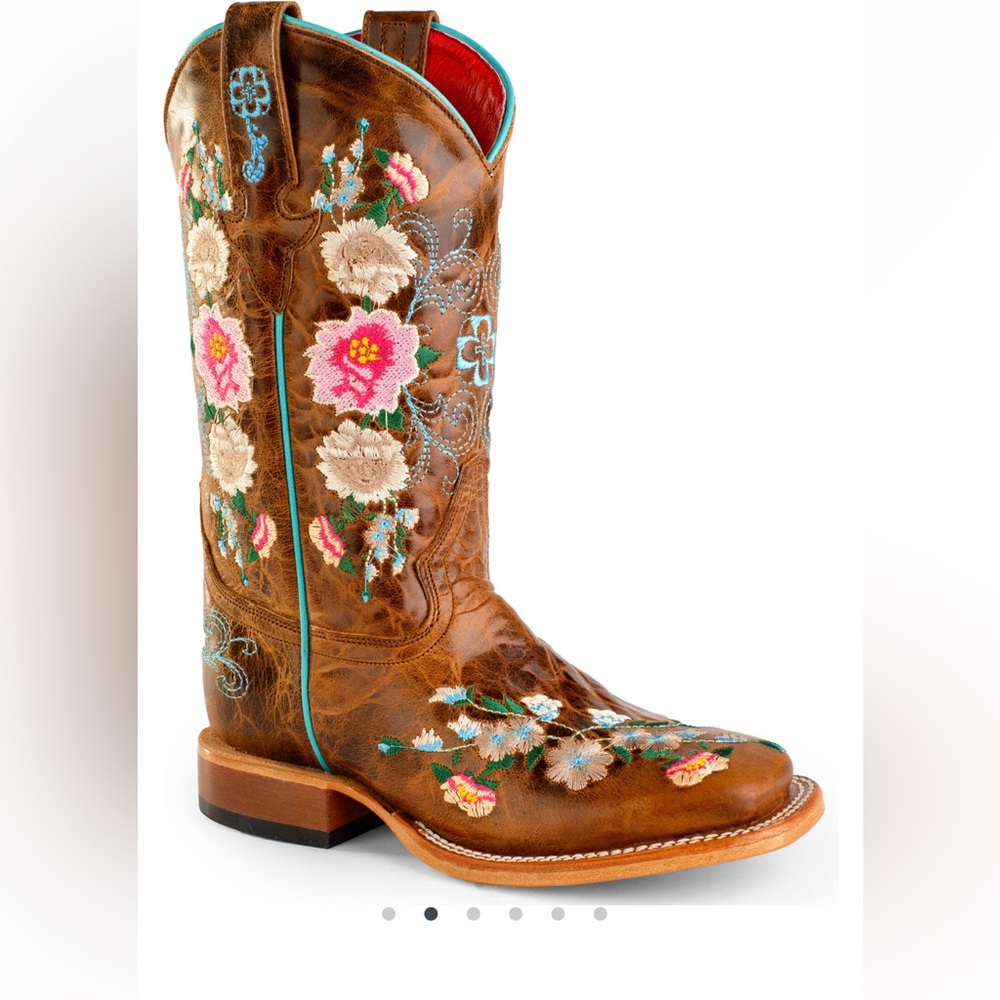 Macie bean little girl boots with embroidered flowers.